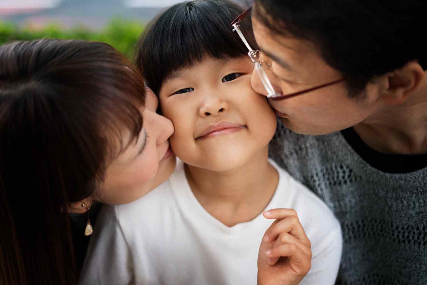 收養有什麼條件?收養繼子女需要生父母的同意嗎?