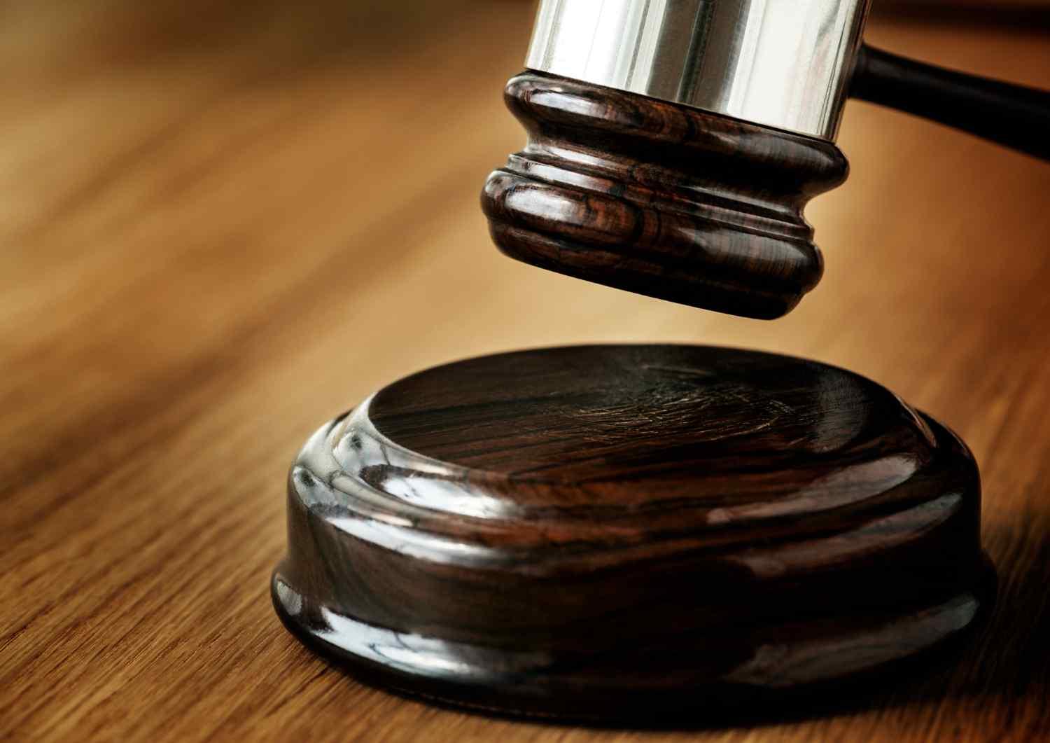 民事被告不出庭會怎樣?律師解析後果與對策!